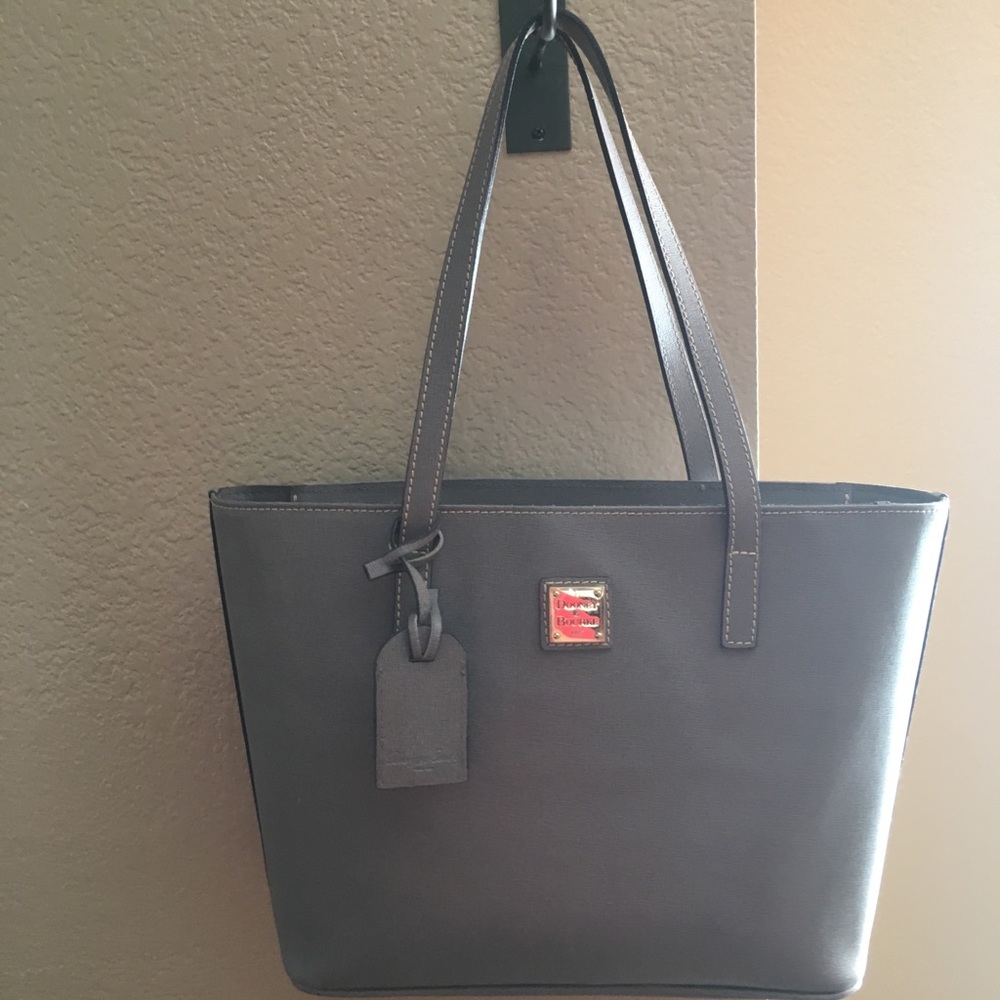 Dooney&Bourke leather handbag in Taupe